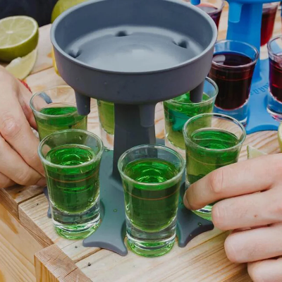 shot dozer sivi i plavi za tocenje pica, odlican za zurke, zeleni koktel u casicama sa dve ruke koje uzimaju casice