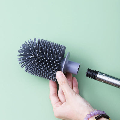 Prikaz izuzetne fleksibilnosti silikonske glave, koja se lako savija i omogucava efikasno ciscenje toaleta.