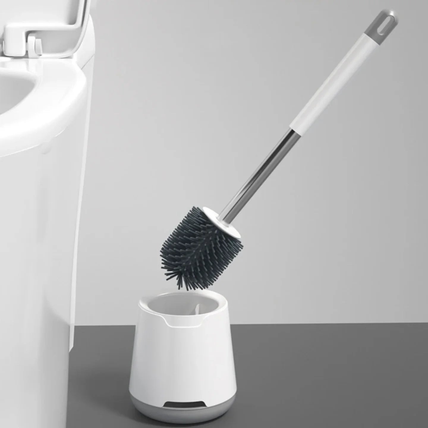 Silikonska cetka za wc solju sa postoljem pored toaleta