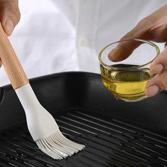 Mazanje tiganja silikonskom cetkicom za ulje