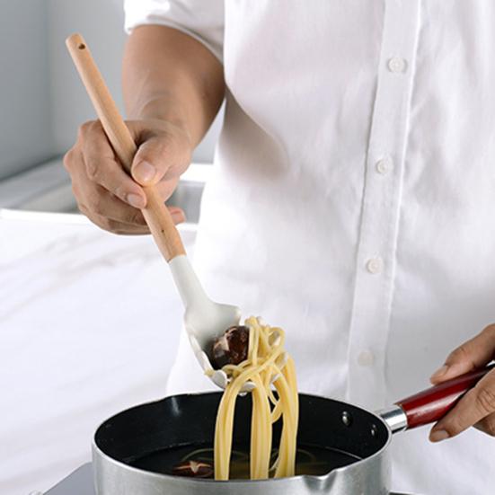 Vadjenje testenine pomocu silikonske kutlace