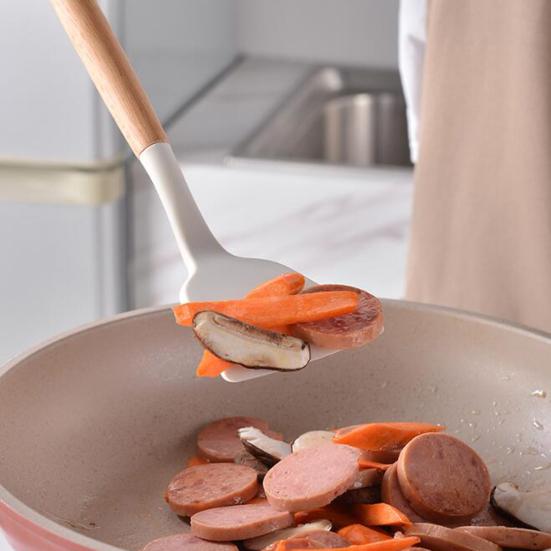 Przenje hrane pomocu silikonske spatule