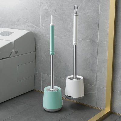  Dve moderne silikonske cetke za WC solju u mint i beloj boji, postavljene u kupatilu. Higijensko i estetsko resenje za ciscenje toaleta.