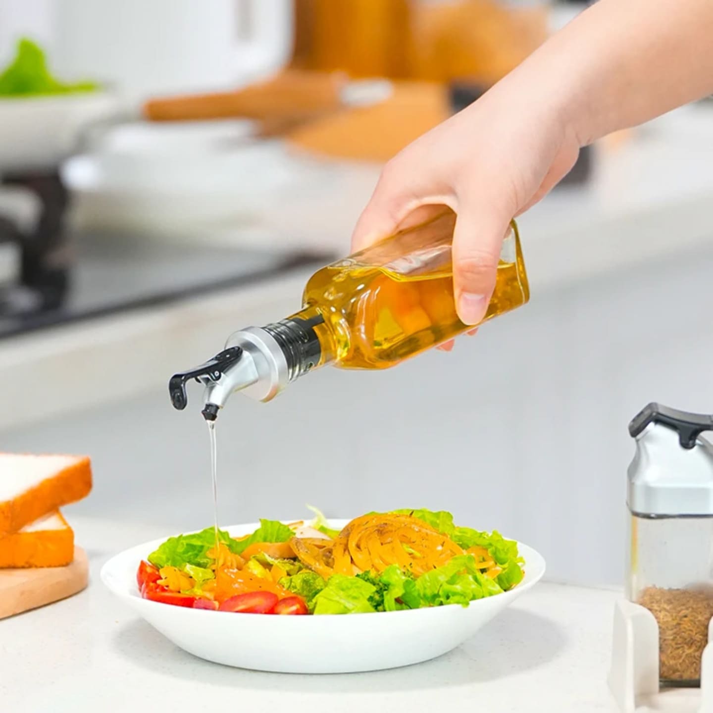 sipanje maslinovog ulja na salatu pomocu dozatora