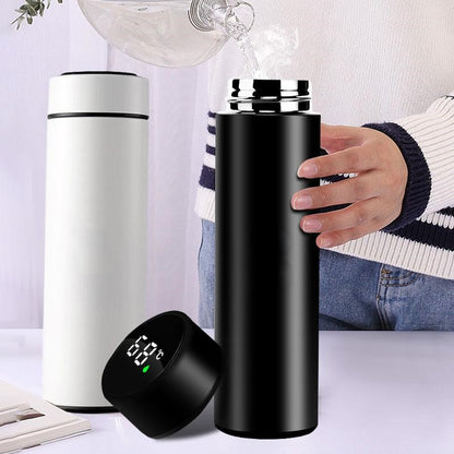 Sipanje tople vode u termos bocu od nerdjajuceg celika sa digitalnim poklopcem