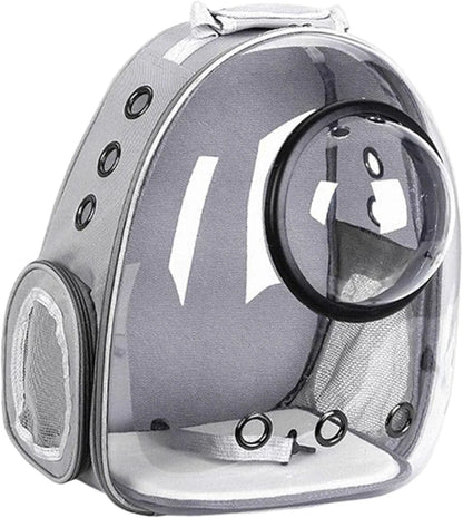 Detaljan prikaz sivog ranca za macke sa providnim prednjim delom u obliku svemirske kapsule sa crnim okvirom. Ranac ima sive rucke i kaiseve, srebrne ivice, crne ventilacione otvore sa strane i na dnu, kao i mrezasti dzep sa strane.