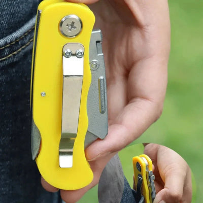 Kvalitetni zuti preklopni skalpel noz sa metalnom kopcom za lako kacenje na pojas ili dzep