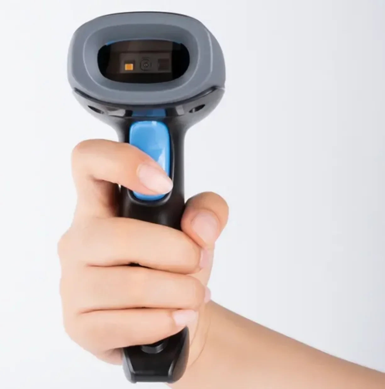 skener barkodova u ruci spreman za skeniranje