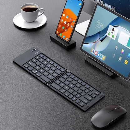 Otvorena sklopiva bluetooth tastatura na stolu uz telefon i tablet