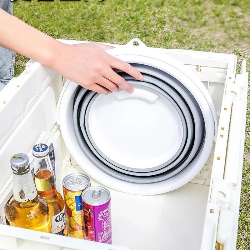 Sklopljena kofa odlozena u kutiju pored pica