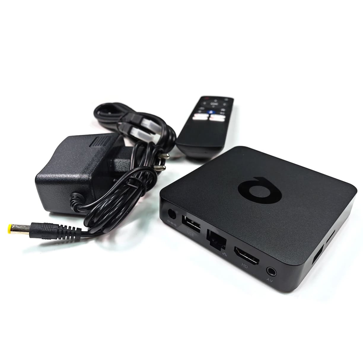Smart TV Box Android 11 sa prikljuccima i adapterom