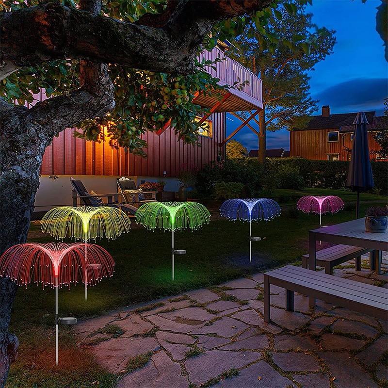 solarna bastenska lampa za dekorativno osvetljenje dvorista nocu