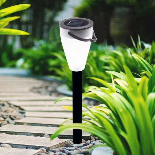 Solarna bastenska lampa uz stazu u dvoristu