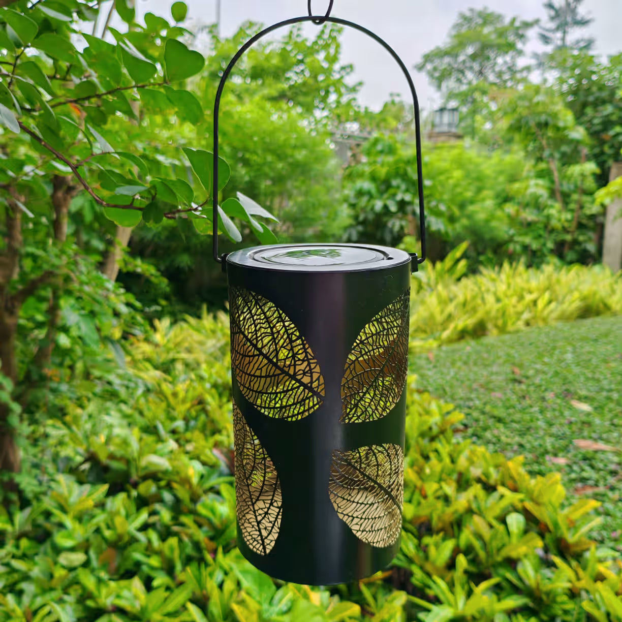 Solarna bastenska lampa pogodna za terasu, bastu i dvoriste