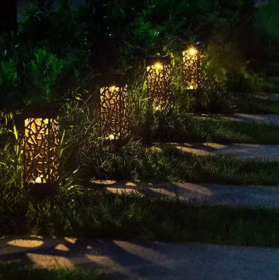 Nocni prikaz osvetljenja bastenskih stepenika solarnim lampama, savrseno za ambijentalno i dekorativno osvetljenje dvorista.