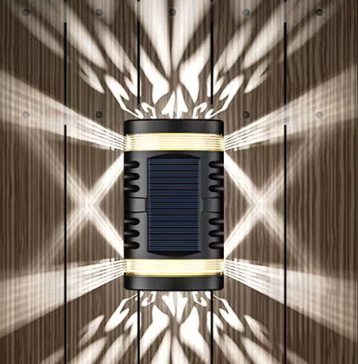 Solarna zidna lampa koja stvara dekorativni uzorak svetlosti na drvenom zidu. Idealna za estetsko osvetljenje dvorista, fasade i terase.