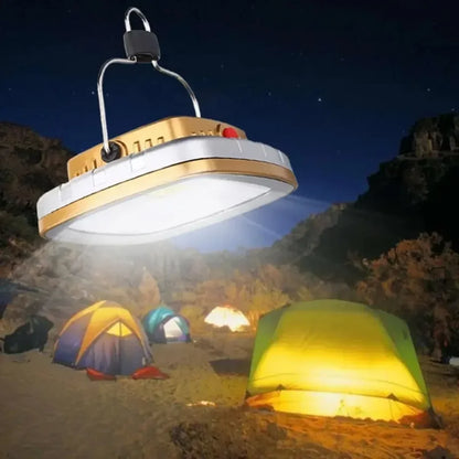 Solarna kamperska lampa osvetljava sator i prostor za kampovanje nocu