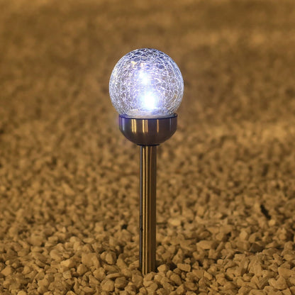 Solarna LED kugla koja emituje prijatnu svetlost tokom noci.