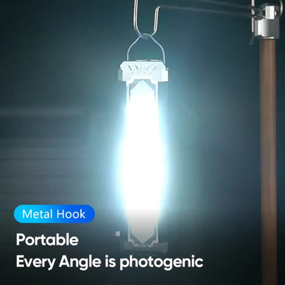 Solarna LED lampa koja visi na metalnoj kuki u mraku
