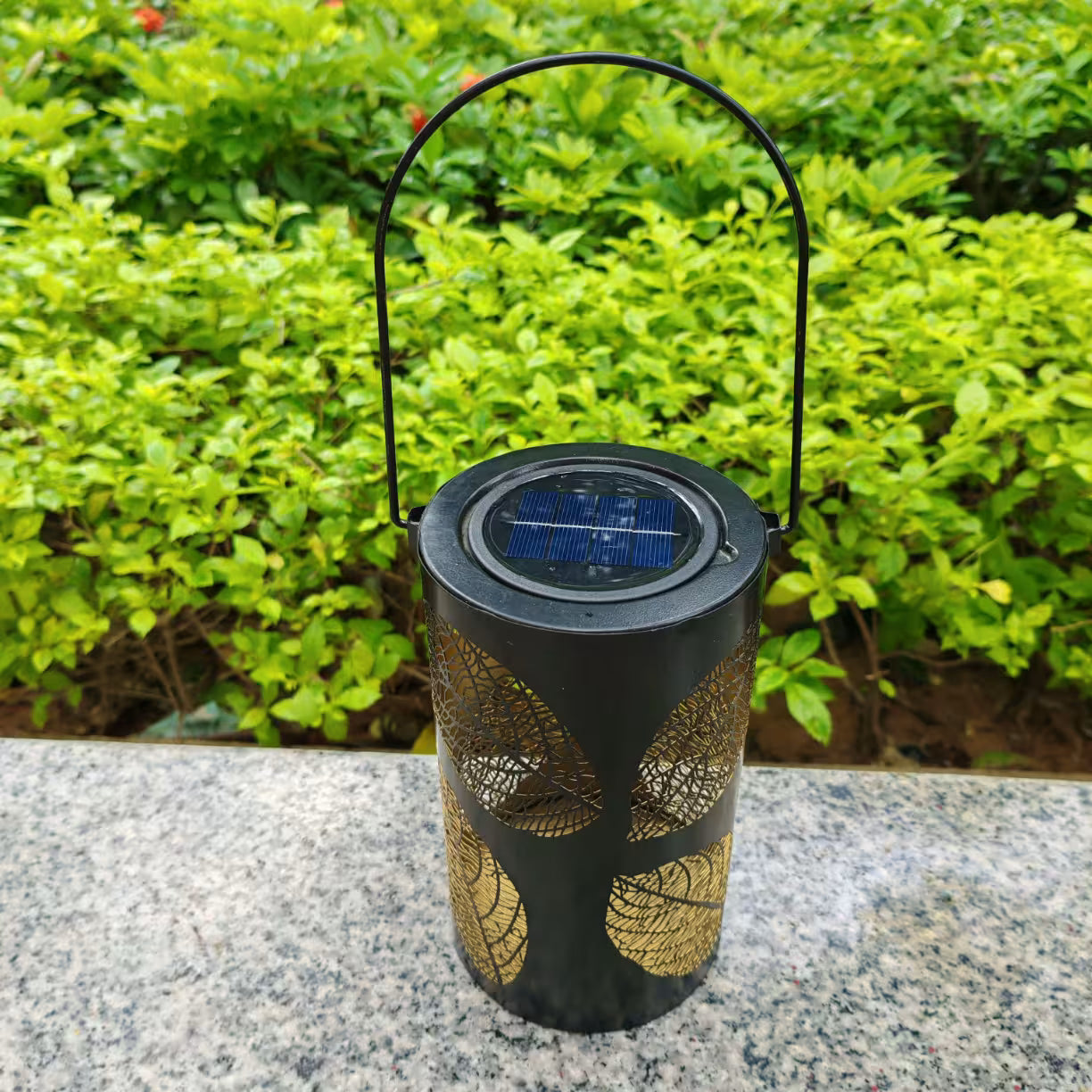 Solarna LED lampa sa integrisanim solarnim panelom za punjenje