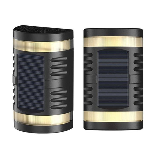 Dve crne solarne zidne lampe sa solarnim panelom