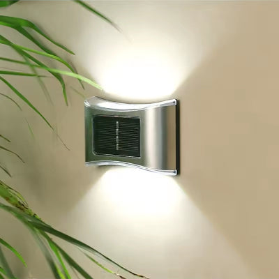 Solarna zidna lampa za spoljno osvetljenje. Montirana na zid, emituje prijatnu svetlost pored ukrasnog zelenila. Ekološko rešenje za osvetljavanje dvorista i terasa.