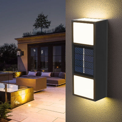Moderna solarna zidna lampa koja stvara ambijentalno osvetljenje, idealna za terase, dvorista, bastu, kafice i restorane, daje elegantan izgled.