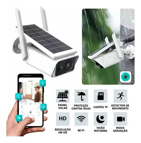 Bela spoljna kamera sa solarnim panelom prikazana je sa ikonama koje isticu njene karakteristike: solarni panel, vodootpornost, TF kartica, detektor pokreta, HD rezolucija, WiFi, nocno snimanje i mod snimanja. Na ekranu mobilnog telefona vidi se interfejs aplikacije za kontrolu kamere. U gornjem desnom uglu prikazana je kamera tokom kise.