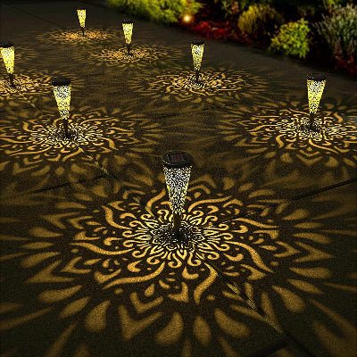 Solarne lampe koje projektuju dekorativne sare na tlo, savrsene za osvetljenje staza i stvaranje magicne atmosfere u dvoristu.
