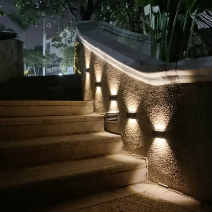 Solarne zidne lampe osvetljavaju spoljasnje stepeniste nocu