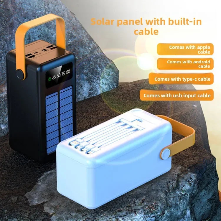 Crni i beli solarni eksterni punjaci sa solarnim panelom i ugradjenim kablovima na kamenoj povrsini