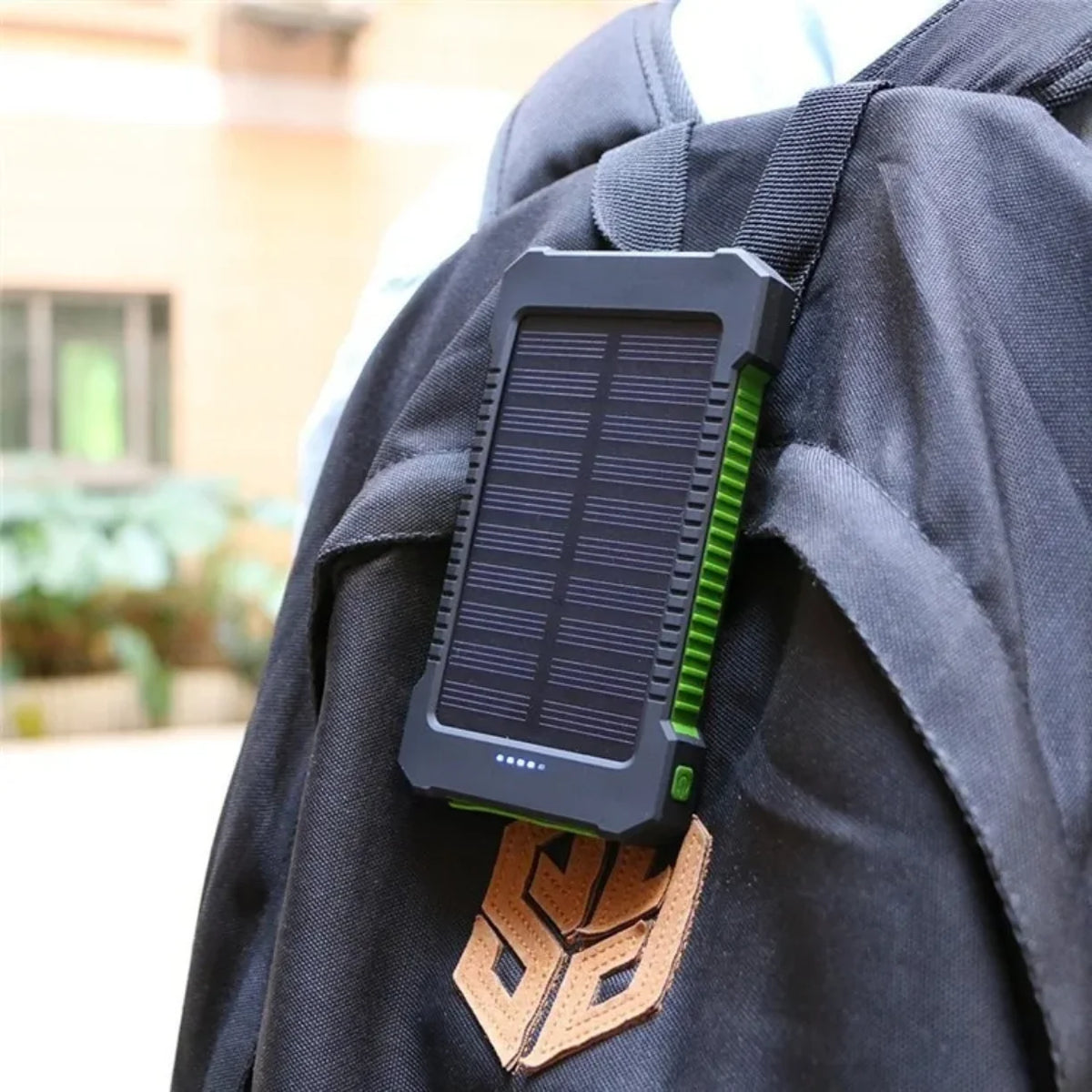 Solarni punjac zakacen za ranac tokom setnje na otvorenom