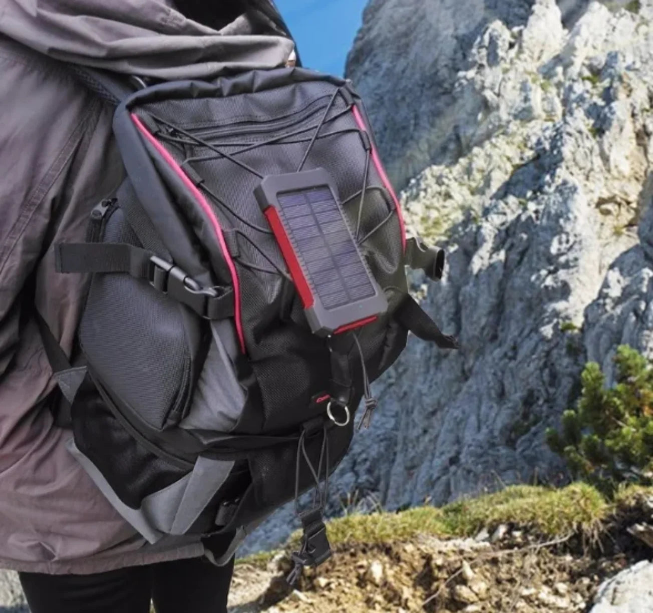 Solarni power bank pricvrscen na planinarski ranac u planini