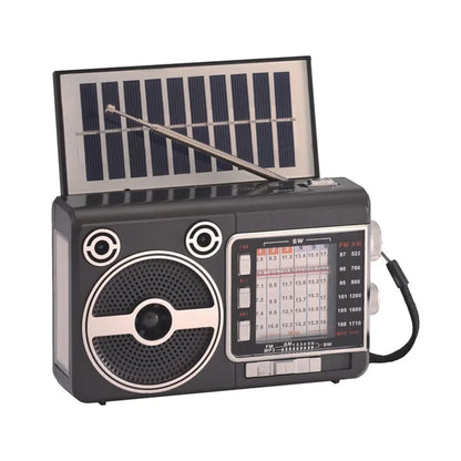 Solarni radio sa podignutim panelom i antenom