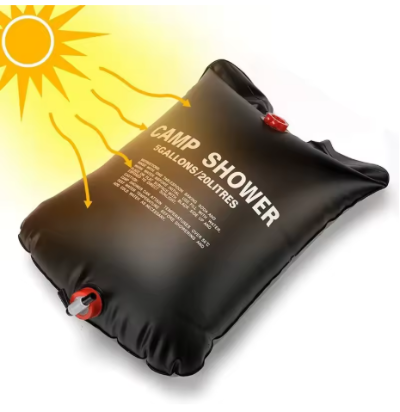 Crna torba za solarni tus, dizajnirana da upija suncevu energiju i zagreje vodu za tusiranje. Prakticno za kampovanje.