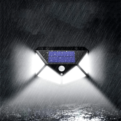 Solarna LED lampa sa senzorom pokreta tokom padavina, pokazujuci otpornost na vodu. Idealna za sve vremenske uslove.