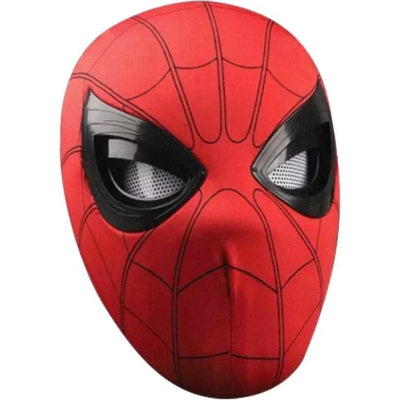 Detaljan prikaz Spajdermen maske, fokus je na ocnom delu. Maska je izradjena od elasticnog materijala, sa gumenim detaljima oko ociju. Vidi se kvalitetna izrada.