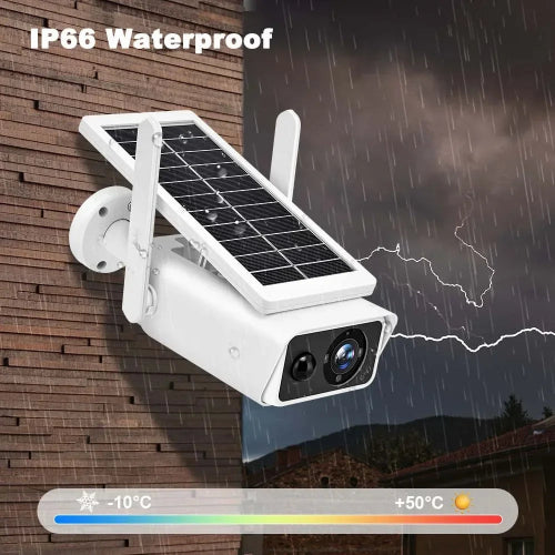 Bela  spoljna sigurnosna kamera sa solarnim panelom pricvrscena je na zid sa drvenom teksturom tokom jake kise i grmljavine. U gornjem levom uglu pise "IP66 Waterproof". U donjem delu je temperaturna skala koja pokazuje raspon od -10°C do +50°C. U pozadini se vidi tamno nebo sa krupnim kapima kise i svetlom munjom, kao i obrisi kuca.