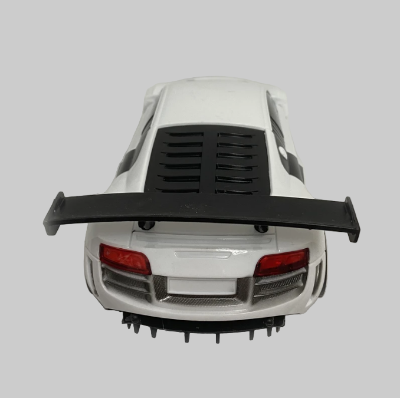 Zadnji detalj RC sportskog automobila sa velikim spojlerom i aerodinamicnim dizajnom