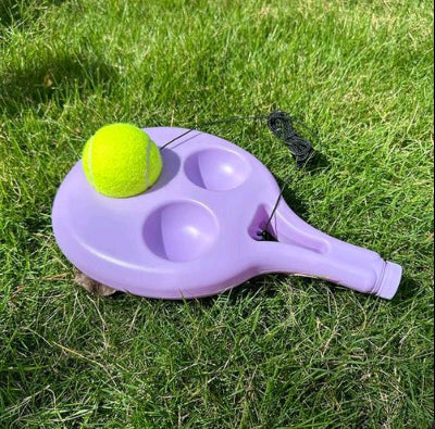 Praktican trenažer za tenis na travi. Prenosiva oprema za samostalni trening udaraca i servisiranja, lako se koristi.