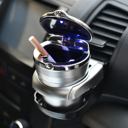 Srebrna auto pepeljara sa LED svetlom u drzacu na tabli