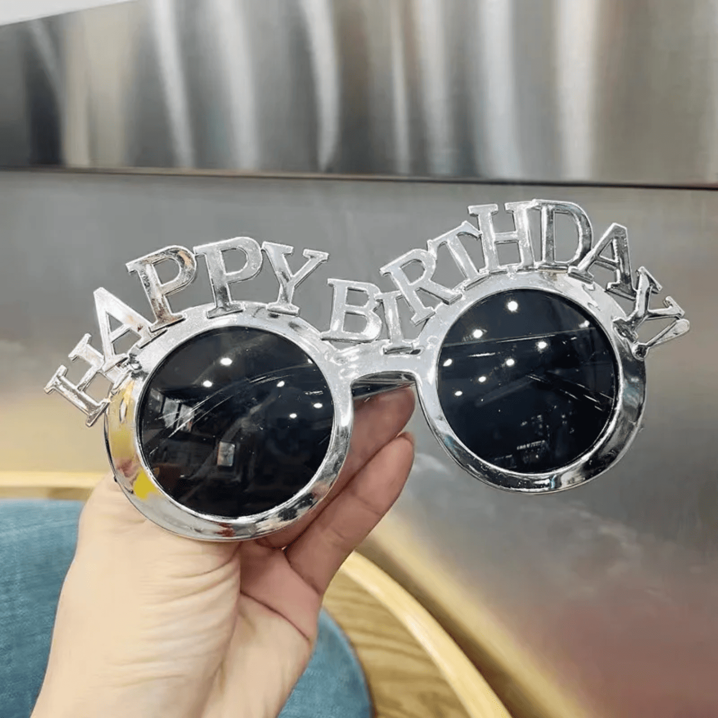 Srebrne party naočare Happy Birthday za rođendanske zabave
