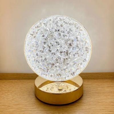 Kristalna kugla lampe sa efektom zvezdanog neba. Moderna stona lampa sa zlatnim sjajnim postoljem.
