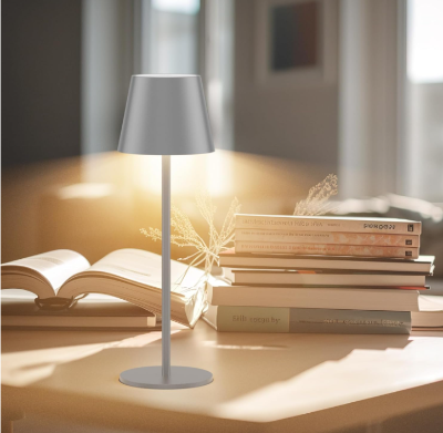 Elegantna stona-lampa u modernom enterijeru, toplo-svetlo, ambijentalna-rasveta, idealna za citanje-knjiga i opustanje, prefinjen-dizajn za dom-kancelariju ili dnevnu-sobu.