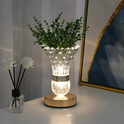 Stona LED lampa kristalni dizajn sa dekorativnom biljkom na stolu