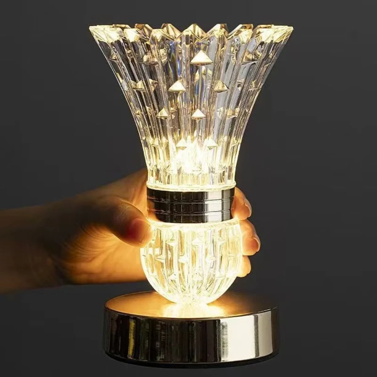 Stona LED lampa kristalnog dizajna sa toplim svetlom u ruci