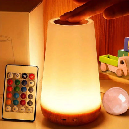 Pametna nocna lampa sa drvenim postoljem i daljinskim upravljacem, aktivirana dodirom prsta na vrhu kucišta