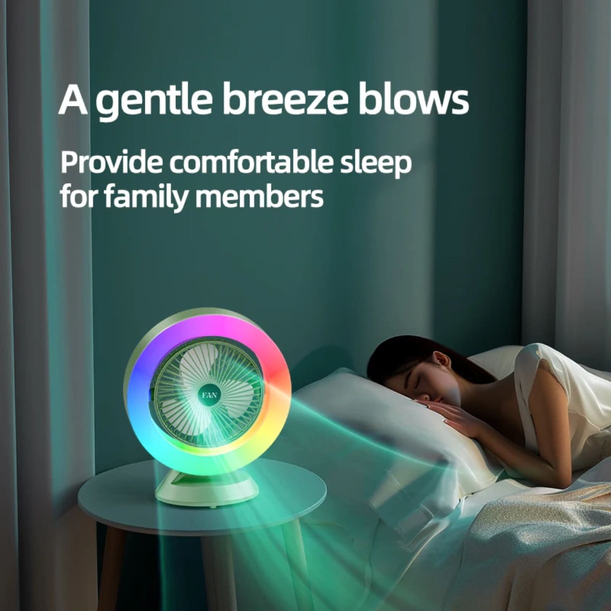 Stoni ventilator sa neznim povetarcem i rgb svetlom postavljen na nocni stocic pored osobe koja spava