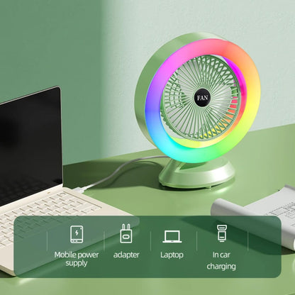 Stoni ventilator povezan usb kablom pored laptopa sa ikonama koje prikazuju mogucnost punjenja preko powerbanka adaptera ili u autu