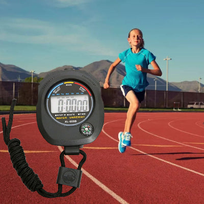 sportista trci na atletskoj stazi, koristi stopericu za merenje performansi, prikaz sportskog zivota i treninga, fitnes motivacija